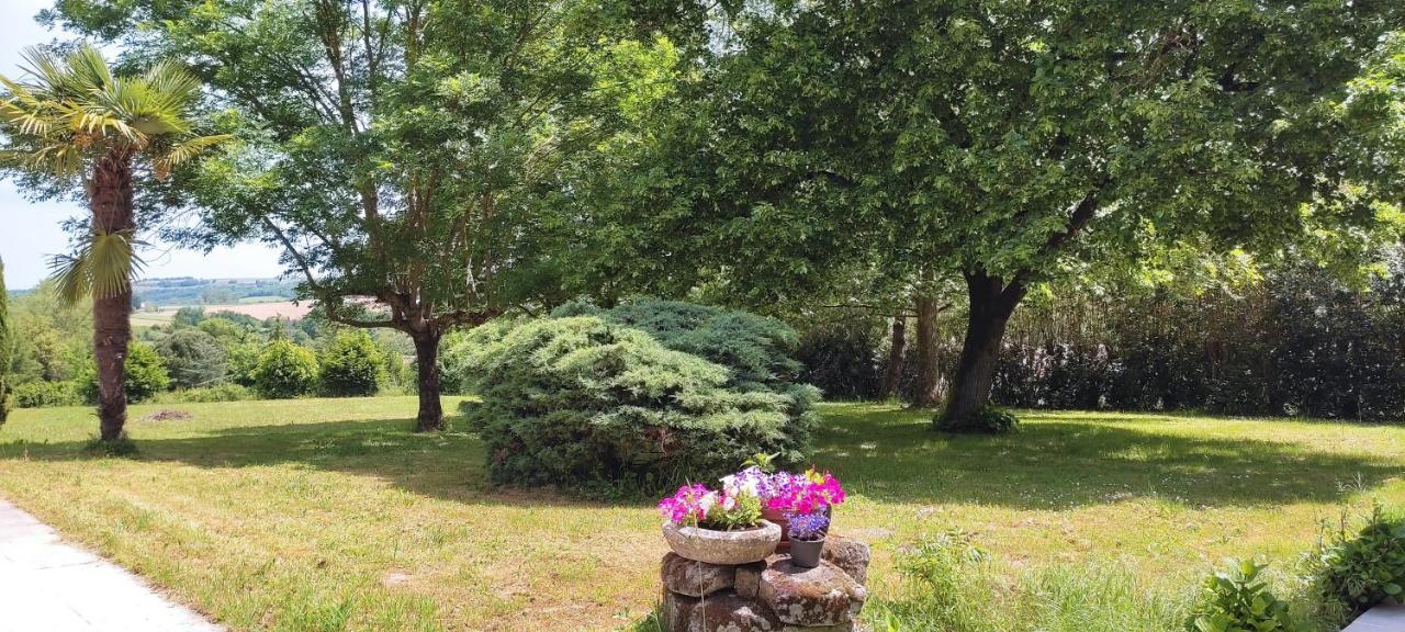 Bed and Breakfast Domaine Les Garrigues Puygaillard-de-Quercy Exterior foto